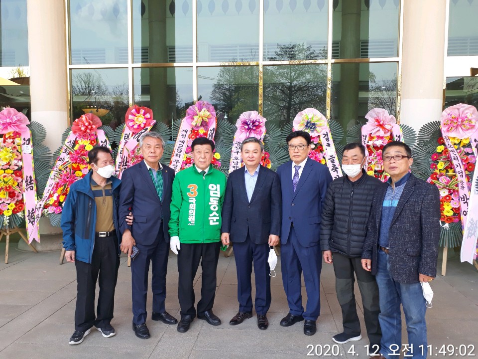 [4월 12일] 어린이회관에서 진행하는 호남향우회에 참석하였습니다. 문종철 의원님과도 만나뵈었습니다. 총선이 사흘 뒤로 다가왔습니다. 이번 사전투표를 하지 않으신 분들 모두 참여해주시고, 3번 민생당, 3번 임동순 기억해주십시오. 감사합니다.