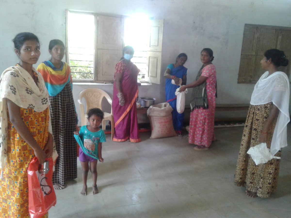 wcd_Huzurnagar's tweet photo. During lockdown period Awts distributing THR and giving awareness of covid19 https://t.co/5tczRXH5mi