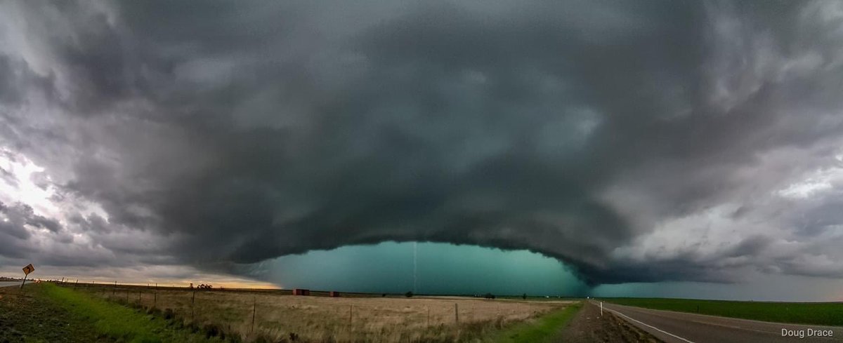 OSUfreak82's tweet photo. This pic was taken in Oklahoma tonight. Incredible. https://t.co/mKL2ibKAYU