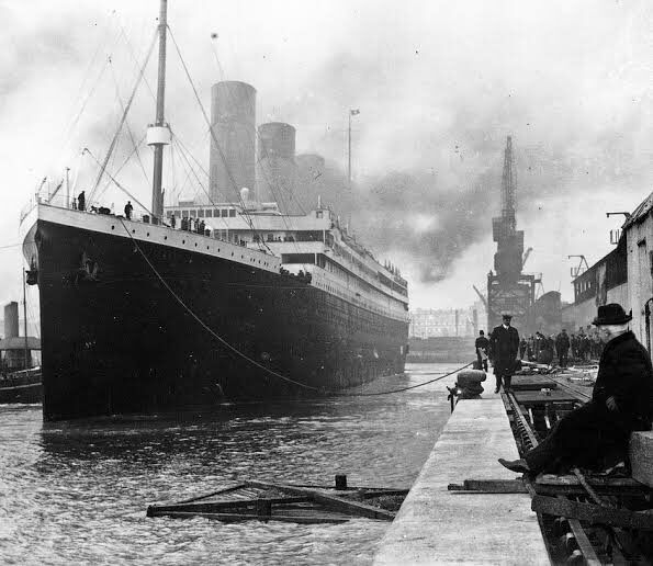 Lanjut lagi yuk.Nah.. sekarang tanggal 12 April 2012. Penumpang di Titanic lagi pada seneng-senengnya nih, menikmati fasilitas yg ada di kapal paling besar & mewah pd saat itu. Bahkan Bruce Ismay bilang Titanic adalah “the biggest moving object on earth”.