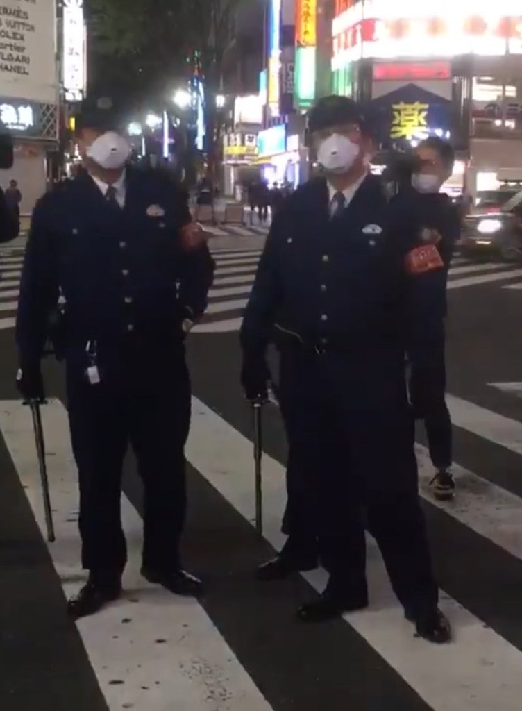 Na Twitteru 警察が警棒持ってー と騒いでtwitterにあげてる人がいるけど 読みなさい 警察官警棒等使用及び取扱いに関する訓令 第5条 2 夜間の警ら活動及び警棒の使用があらかじめ予想されるなど必要がある場合は 必ず警棒を引き延ばして手に持ち