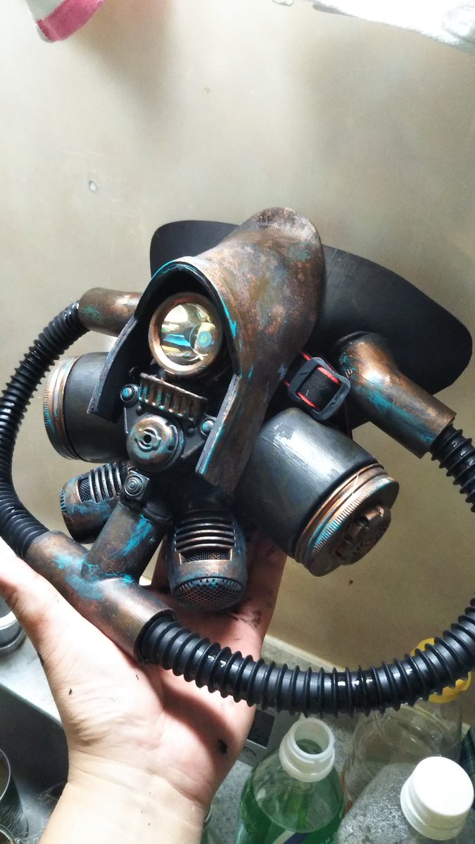 武器屋ゆうすけ 日本菜箸協会会員 115 على تويتر 職場のおばちゃんがコロナ対策で手作りマスク作るっていうから乗じてガスマスク作るよ 材料は全てダイソー 汽車ぽっぽがいい仕事してる コロナウイルス 手作りマスク スチームパンク工作 ガスマスク 百均の