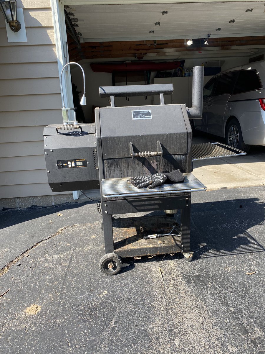 Jspyersduran's tweet image. 1000 th cook on my @yodersmokers has never let me down. Made in America. #yodersmoker #burntends #BBQLife #QuarantineLife #bbqmaster #pitmaster #yummy