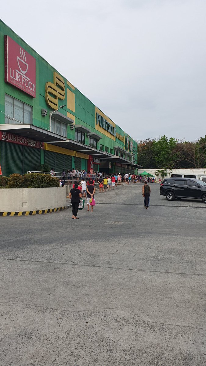 HeyMikkoRay's tweet photo. 8:15 AM at Puregold QI Central. Queue to get into the supermarket. Queue was already at this length at 7AM. https://t.co/X5HAk4RQRY