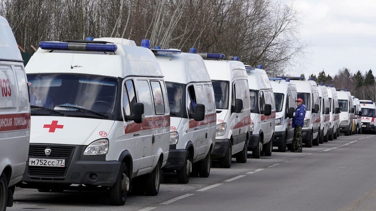 Несколько машин скорой помощи. Очередь из скорой помощи. Несколько машин скорой помощи. Автомобиль скорой помощи. Много машин скорой помощи.