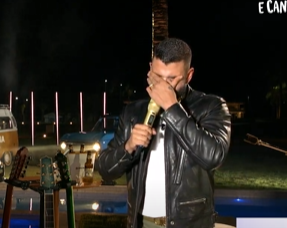 OficialButeco's tweet photo. O Embaixador @gusttavo_lima fazendo drama pra tomar a Kombi da Bohemia hahaha #ButecoEmCasa  #ButecoBohemiaEmCasa https://t.co/GPNSU5Oc0j
