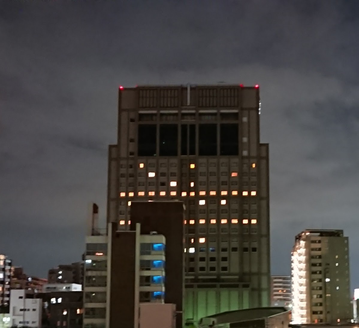 gonmoto's tweet photo. 浦和のロイヤルパインズホテルで何かが起きている。
９日までは、新型コロナウイルスの影響か、明かりがついてる部屋はほとんどなかった。
しかし、10日夜は１フロアのみ全ての電気が点いていた。
さらに今夜は、２フロアが同じ状況だ。フロアごと借りて何かしている？ #ロイヤルパインズホテル https://t.co/On1ACKX0Xw