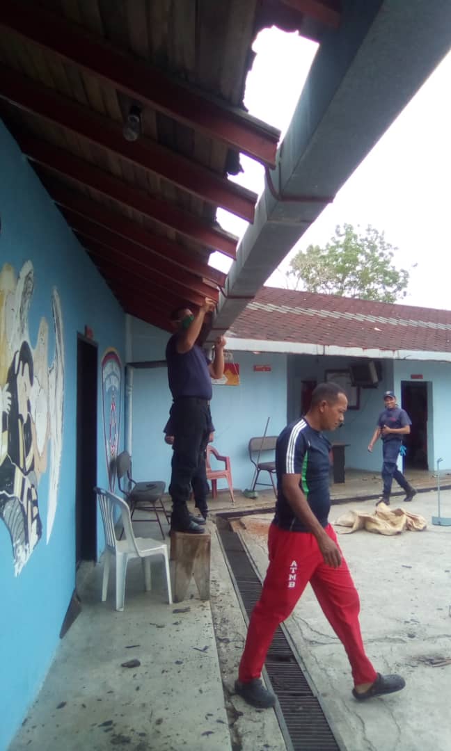 Cuerpo de Bomberos Pedraza La seccion (A) al mando de teniente antunes degni realizando labores  de limpieza en la are del techo canales y reparando parte del machimbrado podrido