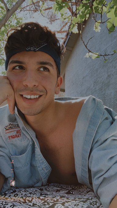 Watch that bitch's leaked NSFW photo on TwXstars