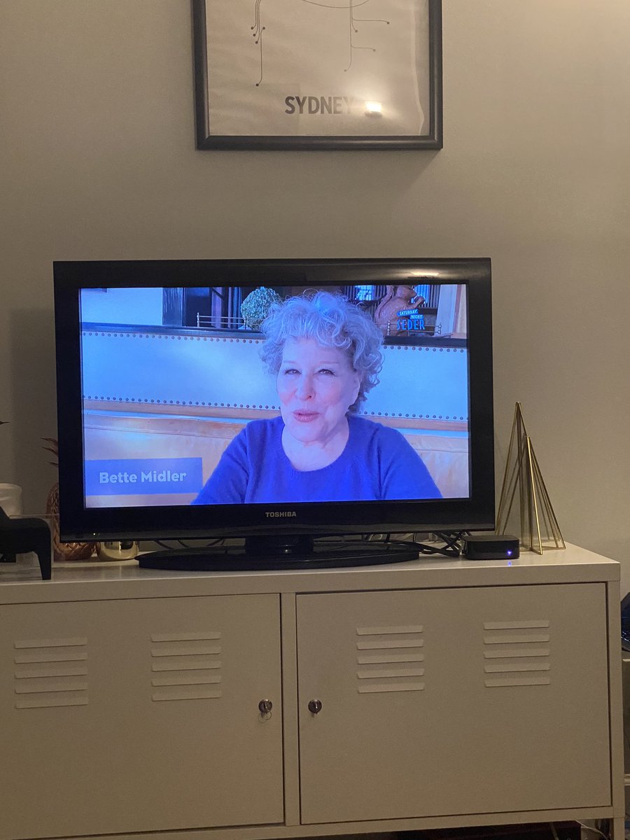 OMG  @benjpasek IS SO INFLUENTIAL HE GOT BETTE MIDLER TO APPEAR WITH HER UNCOLORED HAIR