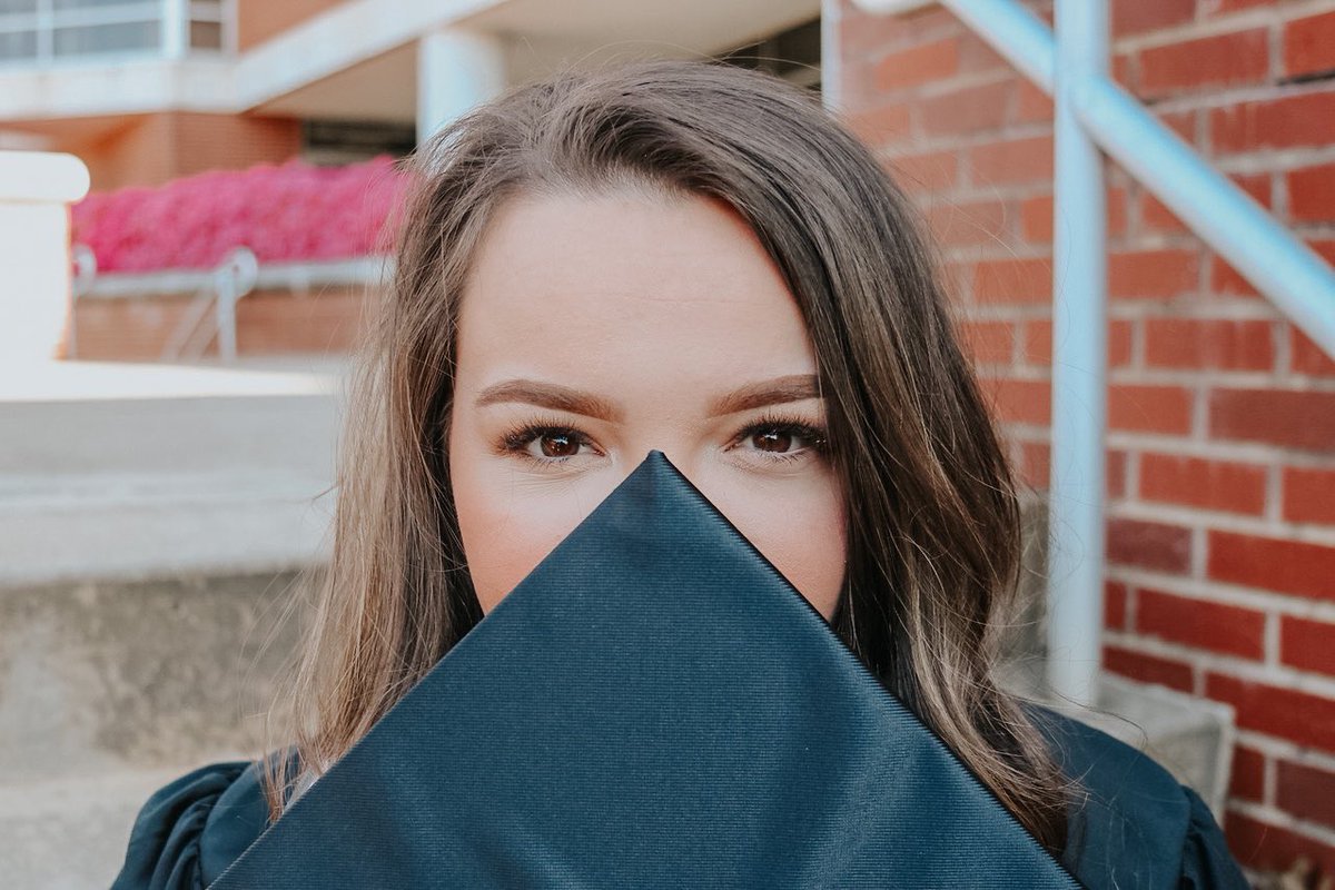 kinleyarterbury's tweet photo. i just wanna know who thought it was okay to let my big graduate ??? 🥺😭 they grow up so fast 😩😩 you’re gonna change the world Pey, thank you for inspiring me, pushing me, and loving me endlessly. itb 💖 and garrett is okay too ig. https://t.co/ooToYGTSBQ