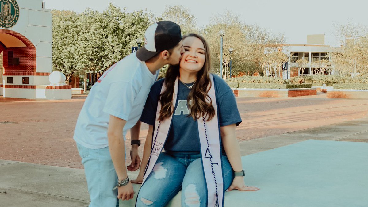 kinleyarterbury's tweet photo. i just wanna know who thought it was okay to let my big graduate ??? 🥺😭 they grow up so fast 😩😩 you’re gonna change the world Pey, thank you for inspiring me, pushing me, and loving me endlessly. itb 💖 and garrett is okay too ig. https://t.co/ooToYGTSBQ