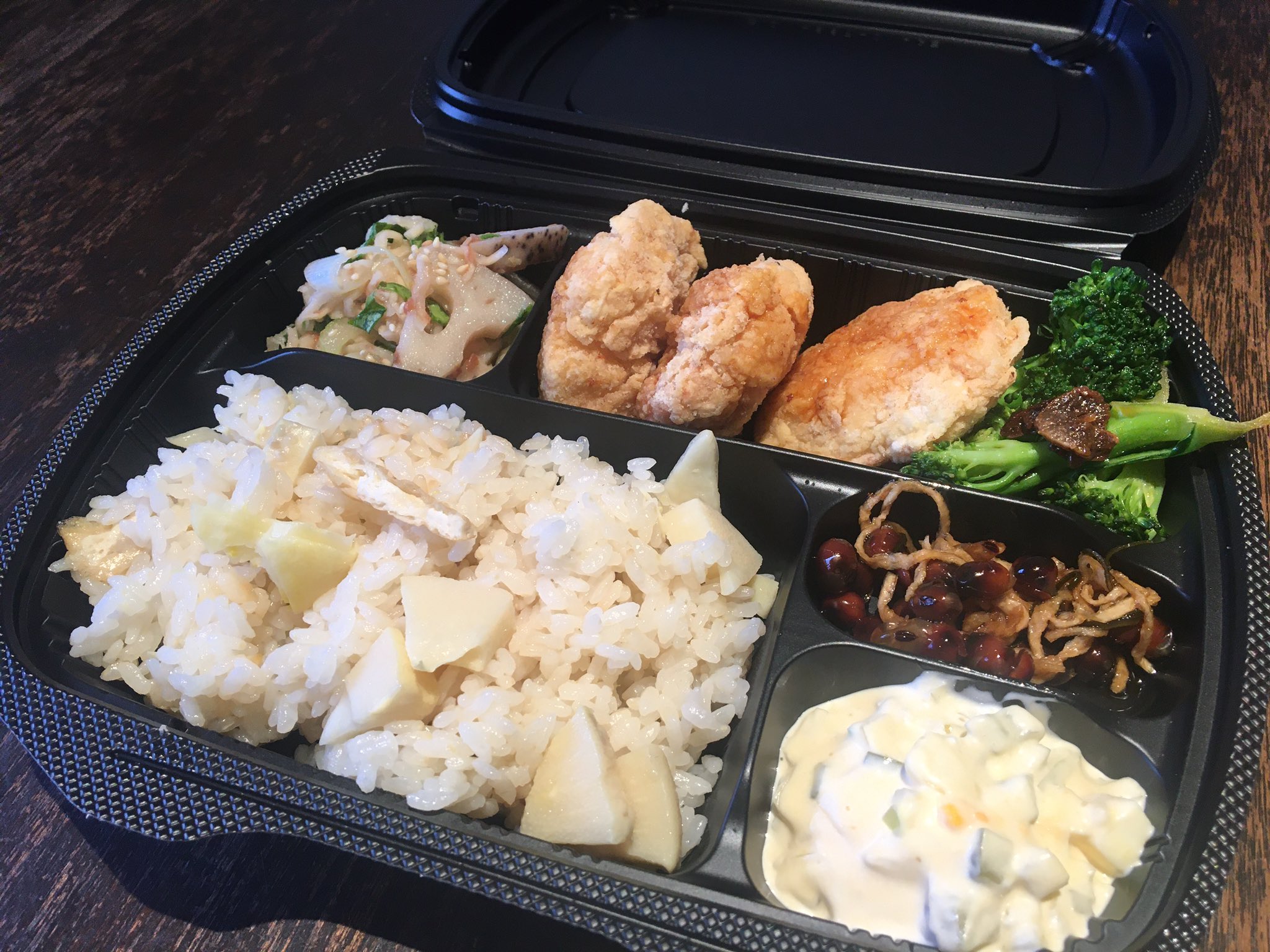 クラクラ テイクアウト 今週の定食はチキン南蛮 蓮根と切干大根の梅マリネ ブロッコリーのニンニク醤油 ニラ海苔の佃煮 タケノコご飯 850円 です キーマカレーとチキンカレー 0円 タコライス 800円 お子様キーマカレー 450円 も