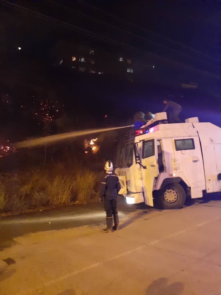 BomberosUSB's tweet photo. #11Abril 20:00 incendio en el sector la limonera, personal en el sitio con apoyo de #PCBaruta #GNB. https://t.co/El14i4DP46