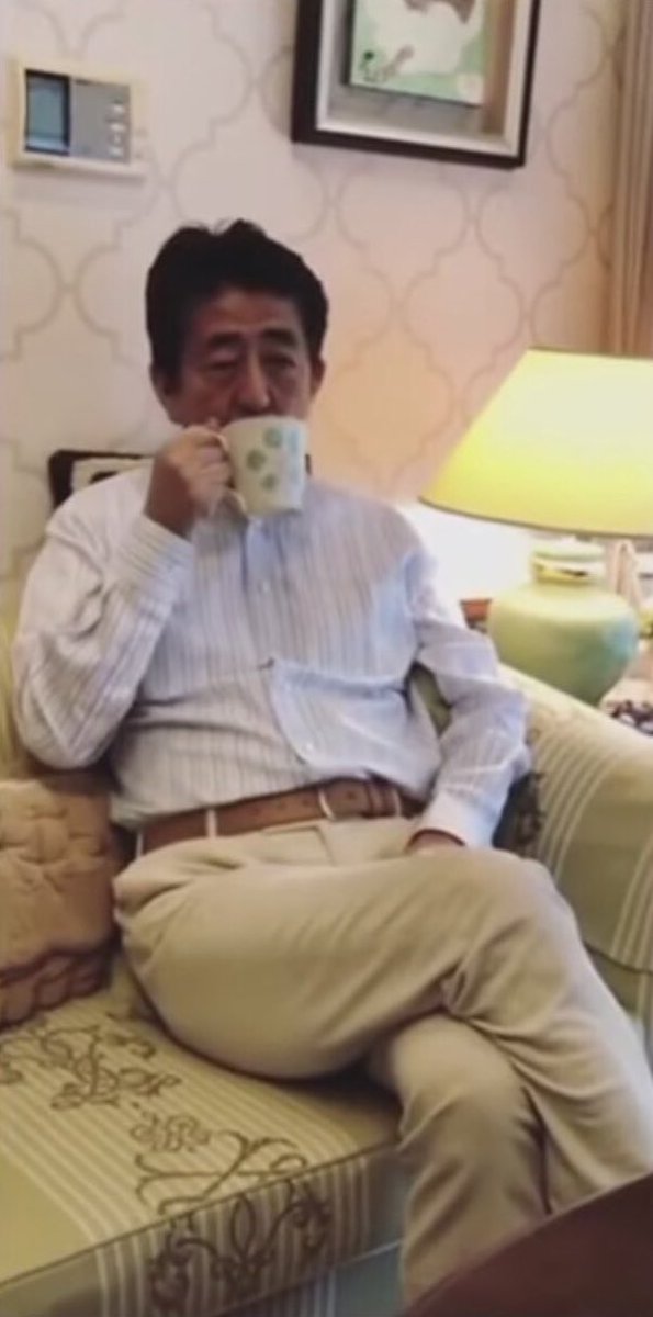 inthewater3's tweet photo. 緊急事態下

左：どっかでくつろぐABE

右：新宿の相談会で食事配布を手伝う山本太郎 https://t.co/M6C1cDCIao