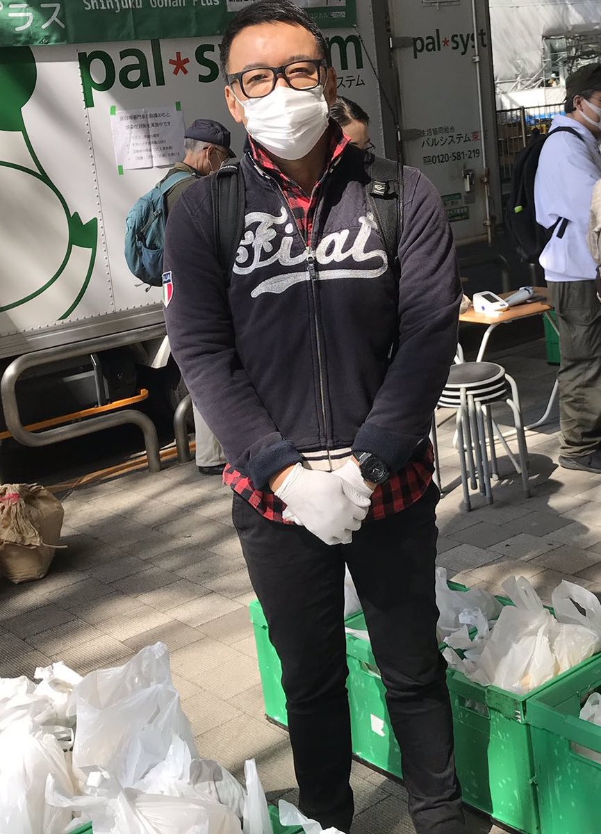 inthewater3's tweet photo. 緊急事態下

左：どっかでくつろぐABE

右：新宿の相談会で食事配布を手伝う山本太郎 https://t.co/M6C1cDCIao