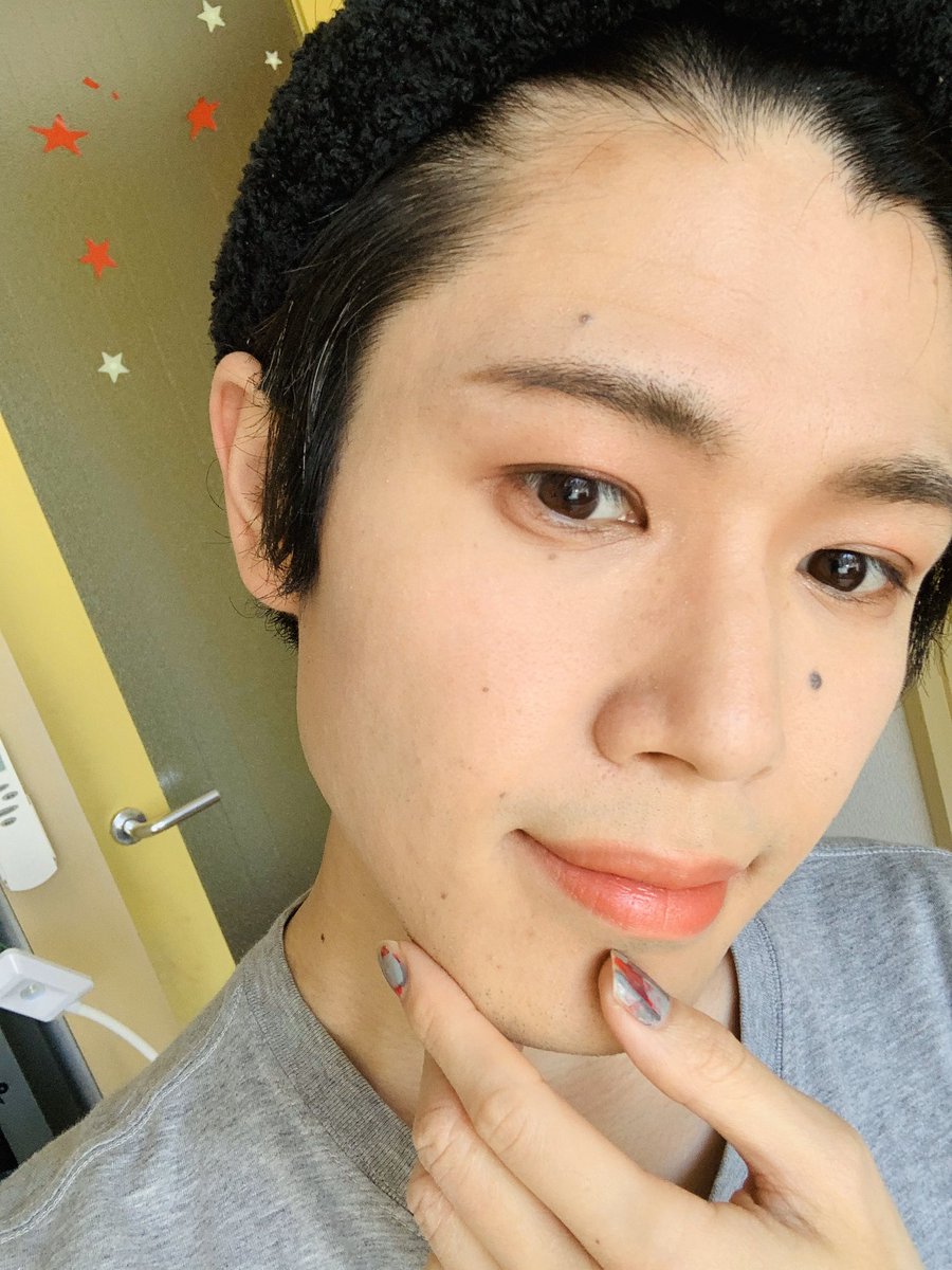 votreshu's tweet photo. Awake(@awakeskin_jp)のCCクリームのピンクオークルをお試し。

テクスチャー固め。指で暖めて、真珠くらいで塗布がベターかな

2枚目が使用後で、ほんのりピンク味と透明感あり。
今回はパウダーファンデで整えましたが、4時間後の化粧崩れはありませんでした。

#awakeme #うるツヤCC https://t.co/0WWNVhcZmf
