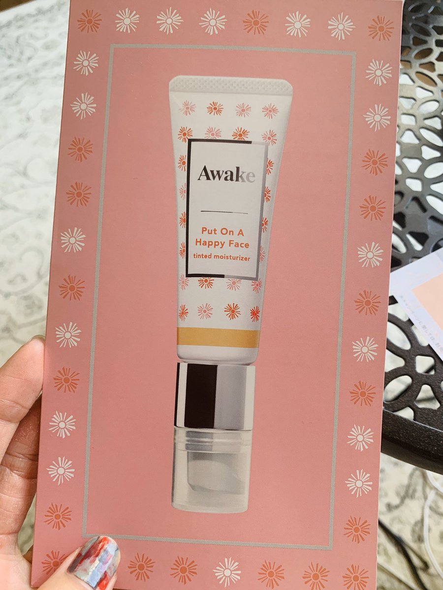 votreshu's tweet photo. Awake(@awakeskin_jp)のCCクリームのピンクオークルをお試し。

テクスチャー固め。指で暖めて、真珠くらいで塗布がベターかな

2枚目が使用後で、ほんのりピンク味と透明感あり。
今回はパウダーファンデで整えましたが、4時間後の化粧崩れはありませんでした。

#awakeme #うるツヤCC https://t.co/0WWNVhcZmf