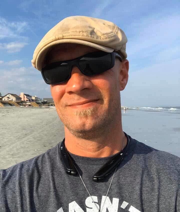 Linz4815's tweet photo. Sending virtual hugs to my sweet brother today! Happy Birthday @cd21664a2c9e4ca!! We love you so much and hope you have the most special day!! Looking forward to us all being together again so we can celebrate! ❤️🎉🎂 https://t.co/jWqyZ9qnP1