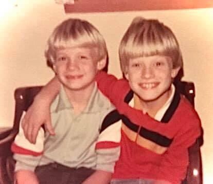 Linz4815's tweet photo. Sending virtual hugs to my sweet brother today! Happy Birthday @cd21664a2c9e4ca!! We love you so much and hope you have the most special day!! Looking forward to us all being together again so we can celebrate! ❤️🎉🎂 https://t.co/jWqyZ9qnP1