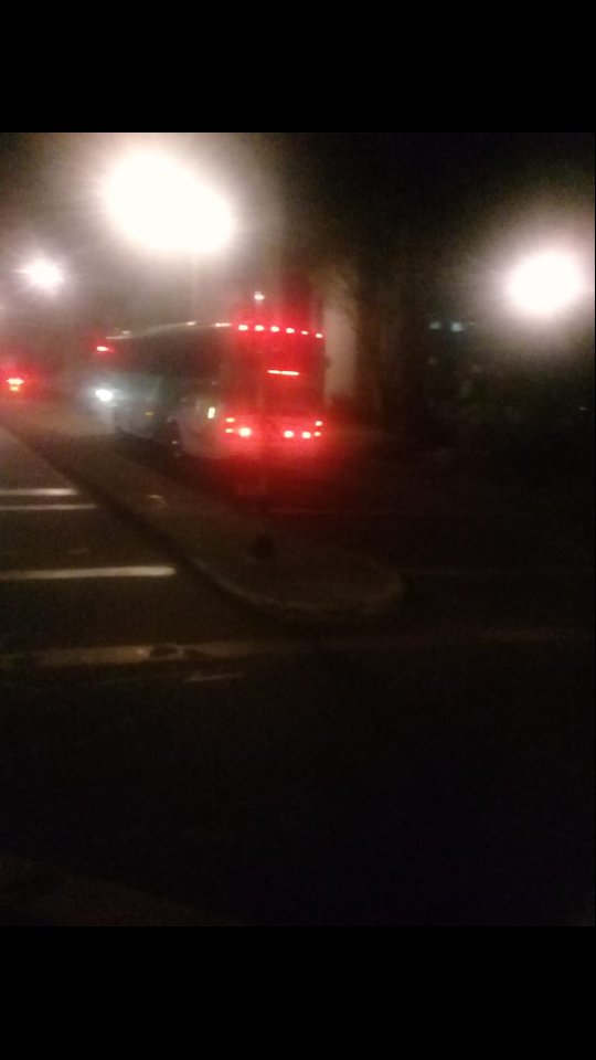 JSuarezcrespo's tweet photo. @MigracionCol tiene 4 buses detenidos de forma inhumana violando todo tipo de derechos. Confinados dentro de los autobuses a cuidados venezolanos en bogota @migrantenoticia https://t.co/jSDcYhds3K