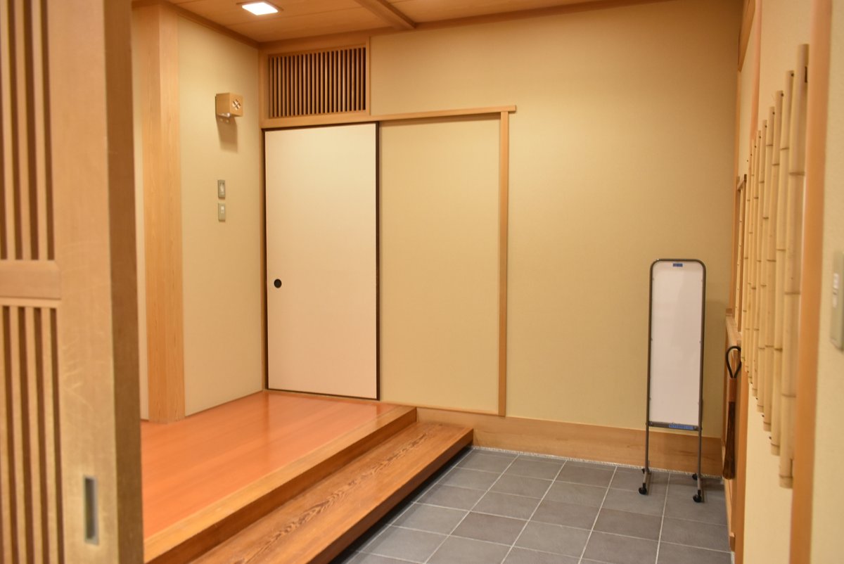 ウィズあかし Pa Twitter W なかなか告知のしづらい時期ですが ウィズあかしで貸している学習室の紹介でも 第1弾 和室 24名まで入れるこの和室 なんとお茶室もついていて 専用の入口 躙口 にじりぐち もあります ウィズあかし 貸室紹介 ウィズあかし Pa Twitter W なかなか告知のしづらい時期ですが ウィズあかしで貸している学習室の紹介でも 第1弾 和室 24名まで入れるこの和室 なんとお茶室もついていて 専用の入口 躙口 にじりぐち もあります ウィズあかし 貸室紹介