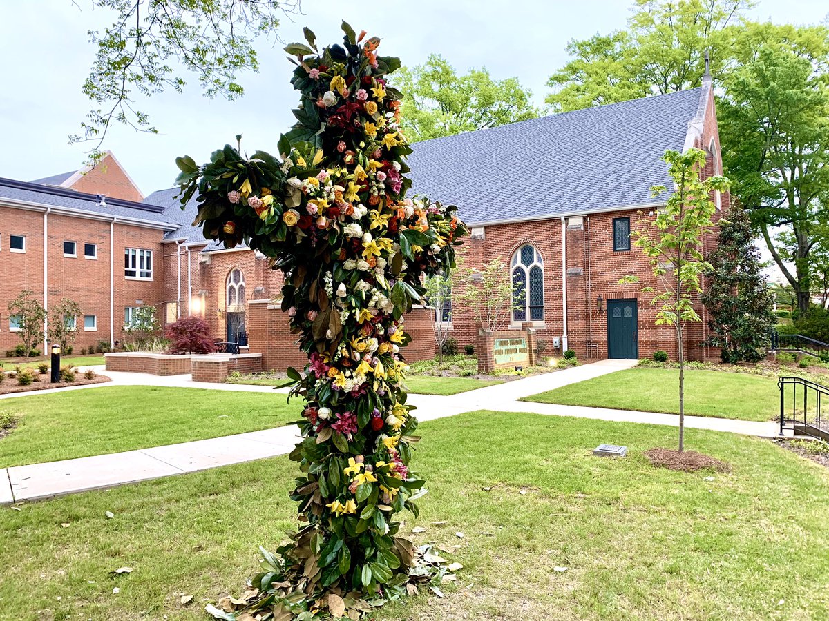 sheascottesq's tweet photo. The flower cross at Oxford University United Methodist Church in Oxford, MS. Join #OUonline for #OUEaster tomorrow via Facebook, Twitter, or YouTube at 9:00 & 10:55 https://t.co/TYodywLN5k