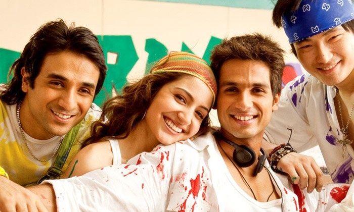 62nd Bollywood film  #BadmaashCompany Underrated movie IMO. Liked it a lot. Cool lead pair. The theme (group of friends with unorthodox methods in a clothing business) reminded me of one of my favourite French comedies, "La Vérité Si Je Mens!"Definitely a fun watch!