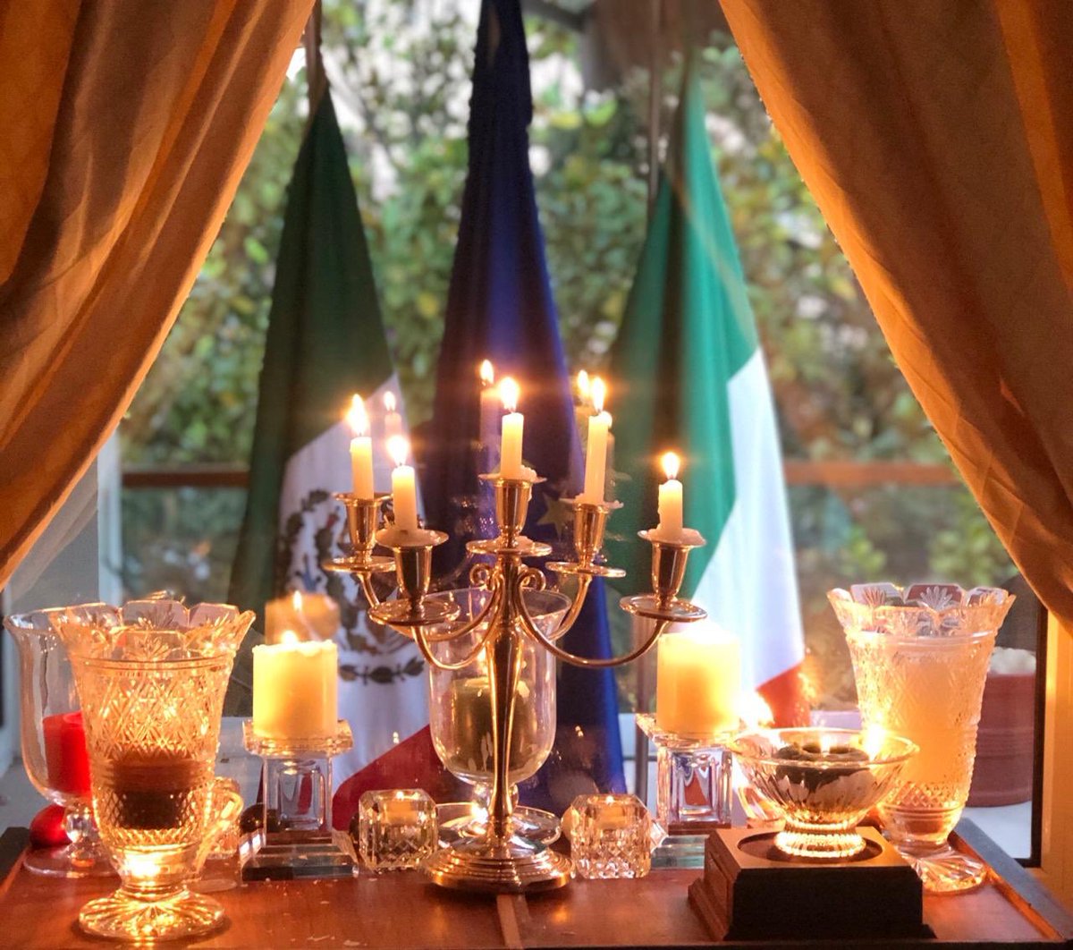 IrishEmbMexico's tweet photo. In Ireland, we light candles in the window as a sign of welcome, solidarity and hope in the darkness. Tonight at the Official Residence in Mexico City, we stand with frontline staff and all those affected by COVID-19. https://t.co/EpAoRatnEF