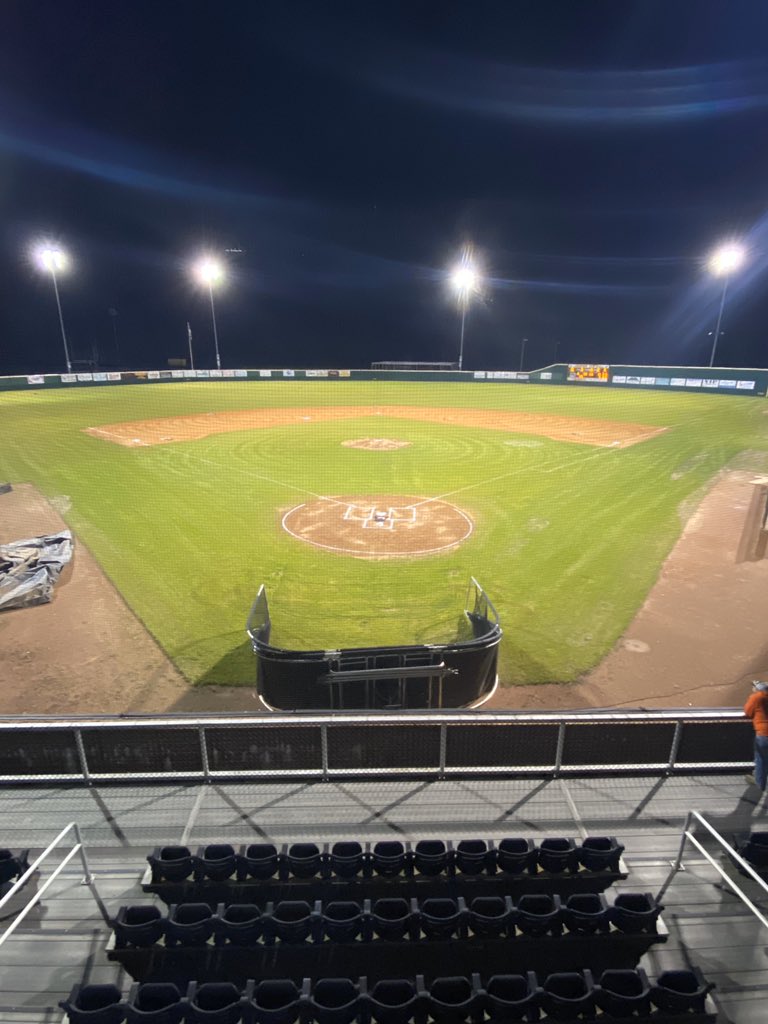 BaseballJchs's tweet image. Lights on for our 8 2020 seniors!  Gonna miss seeing them on the best field in the state.  GO EAGLES 🦅 @PBRKentucky