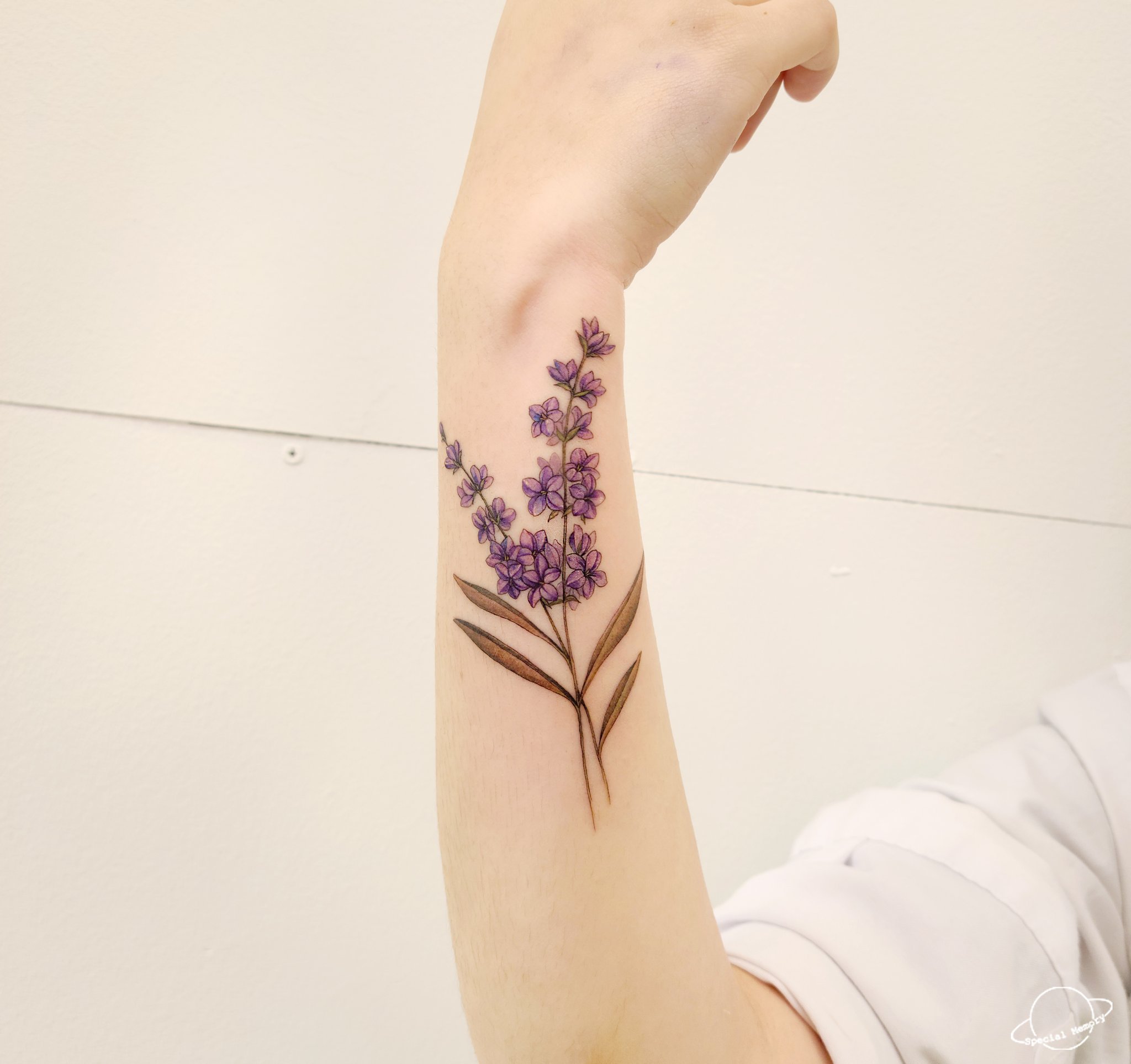 Korea Yong R Tattooer カラーのラベンダーで腕にポイントしました ソウルタトゥー ホンデタトゥー 韓国タトゥー ワンポイントタトゥー ホンデタトゥー ポイントタトゥー T Co Yvstcgpg0y Twitter