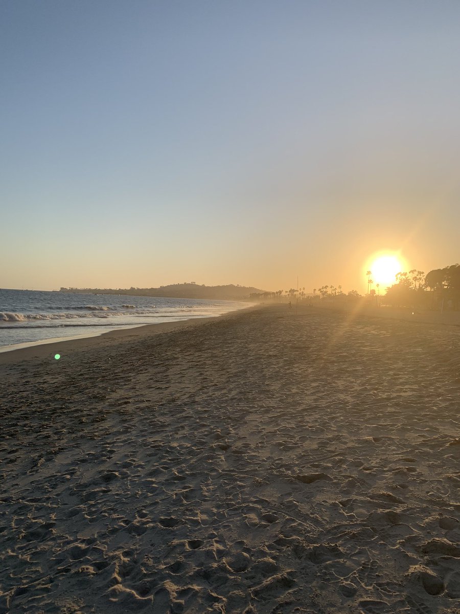 JonesUCSB's tweet photo. #SantaBarbaraSunset https://t.co/dmPNjaQerN