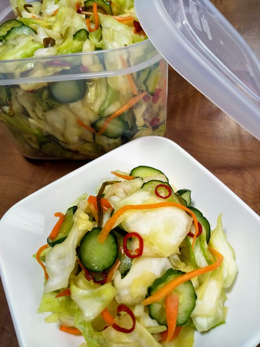 キャベツの浅漬け
味付けは 塩と顆粒出汁(昆布と鰹)だけです

生姜の細切りが良い仕事してるのよ
モリモリ食べれますぞ～ (・`ω'・)キャベチ! 