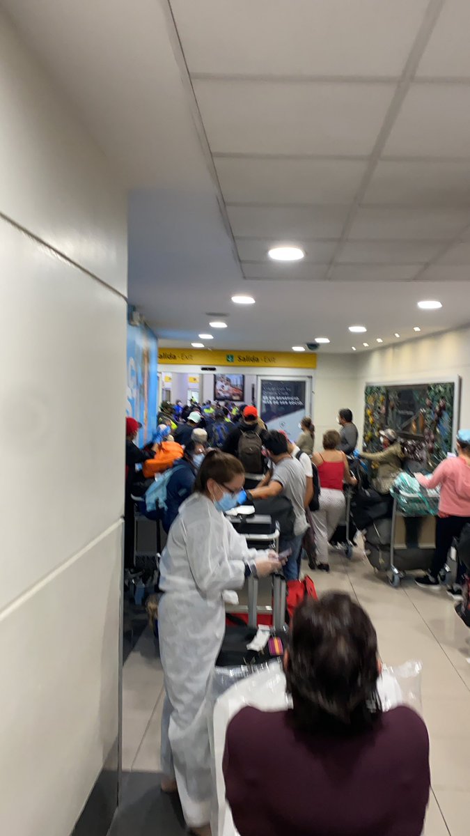 nicopalacio's tweet photo. Les comparto un poquito de los vuelos “humanitarios” de nuestro país. A los que siguen afuera, pensarlo 2 veces antes de venir por favor! https://t.co/Jo0hXudDj7