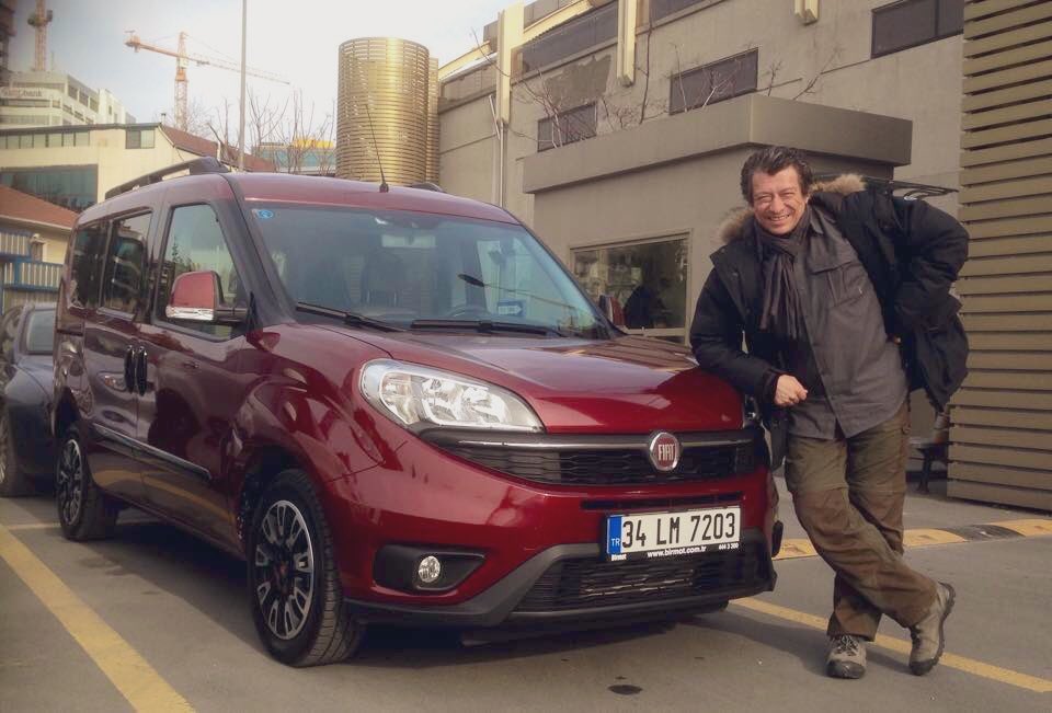 RumBat's tweet photo. Tertibim @hbolkan bana pas vermemiş,
fakat ben yine de bende büyük anıları olan dört otomobili yazayım;

2014 i10 #i10AvrupaYolunda 
2015 Doblo #DobloAmerikaya
2016 Egea #EgeaDunyaTuru 
2018 X-Klasse #Xmacera 

Her biri, birbirinden güzel heyecanlı unutulmaz maceralar yaşatmıştı. https://t.co/zsUQSqtt9R