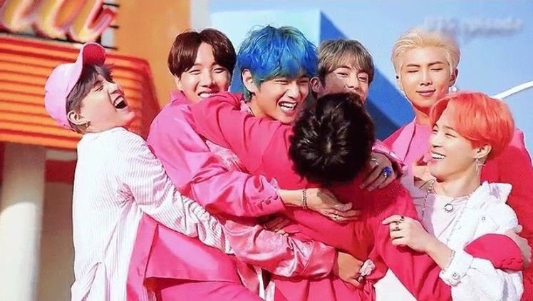 7swansAvenue's tweet photo. Wait a second on april 12 i became an army??? 
Boy with luv was released between April 11-12...
IT'S MY ARMY ANNIVERSARY 💜😭
@BTS_twt
#oneyearwithpersona https://t.co/klcG1fl0DS
