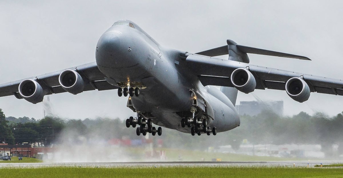 Les années 70 ont vues l'arrivée d'un nouveau type d'avions: les gros-porteurs. Dans le civil (B-747) comme dans le militaire (C-5 Galaxy), ces monstres des aires semblaient très prometteurs...  #Thread  #Aviation 