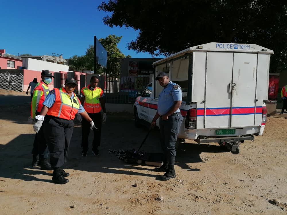 NBCDigitalNews's tweet photo. BOOZE CASE| A man is in police custody after police officers searched the suitcase he was carrying at the Katutura Shoprite Complex. Officers found several bottles of wine and beer in the suitcase. https://t.co/LhX9kytwy1