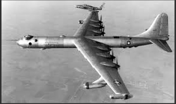 Ces "parasite fighters" auraient pu se docker par le bout des ailes à un B-36 (une sacré machine d'ailleurs), augmentant par la même occasion son envergure et son rayon d'action. Un super-bombardier, avec une capacité défensive unique ! (Aussi testé sur des B-29)