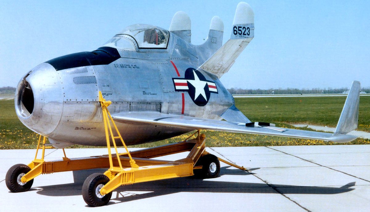 Le McDonell XF-85 Goblin a par exemple été développé pour rentrer dans la soute du B-36 dont on parlait plus tôt, ou du B-52. Mais sa géométrie particulière l'empêcha de rivaliser avec les chasseurs de sa génération, et de celle d'après.