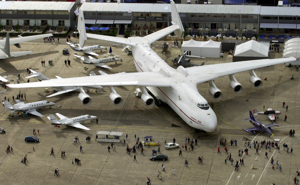 Mais ce qui fait du CL-1201 un avion unique, c'est sa taille. Pour rappel, un A320 fait ~35m d'envergure, un A380 fait 80m et l'An-225 88m. Un stade de foot c'est ~100m.Et une banane c'est environ 40cm.