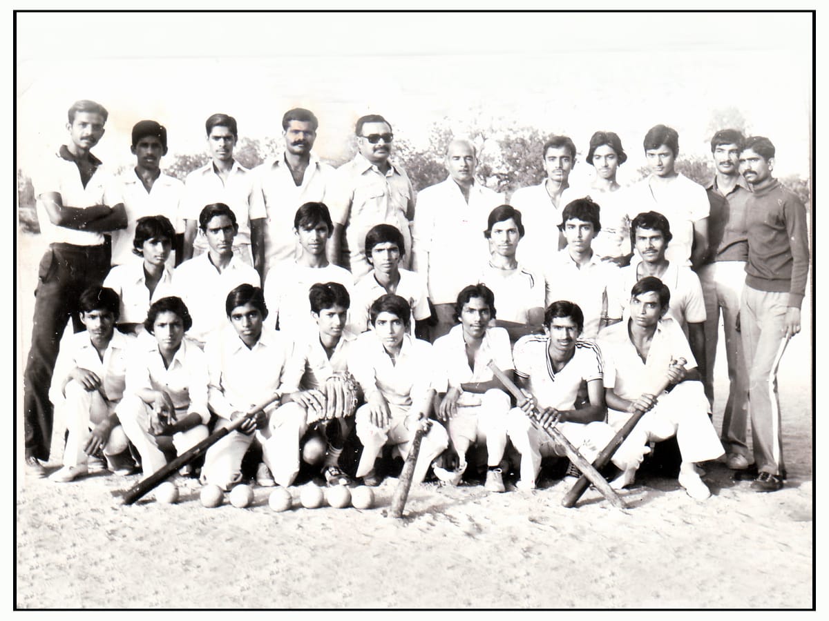 Barmer_Harish's tweet photo. 1984 में राजस्थान का राष्ट्रीय स्तर पर प्रतिनिधित्व करने के दौरान अपने बेसबॉल टीम के साथियों के साथ खिंचवाई मेरी यह तस्वीर आज किसी साथी से प्राप्त हुई। आप देखकर पहचान सकते हैं तो कमेंट कर जरूर बताएं कि इसमें मैं कहाँ पर हूँ। https://t.co/idXrbC3m1u