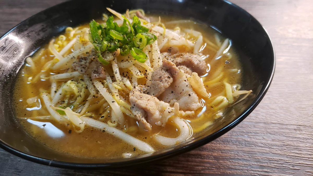 お家で作れる名店の味！「ガリバタ肉もやしそば」のレシピ！