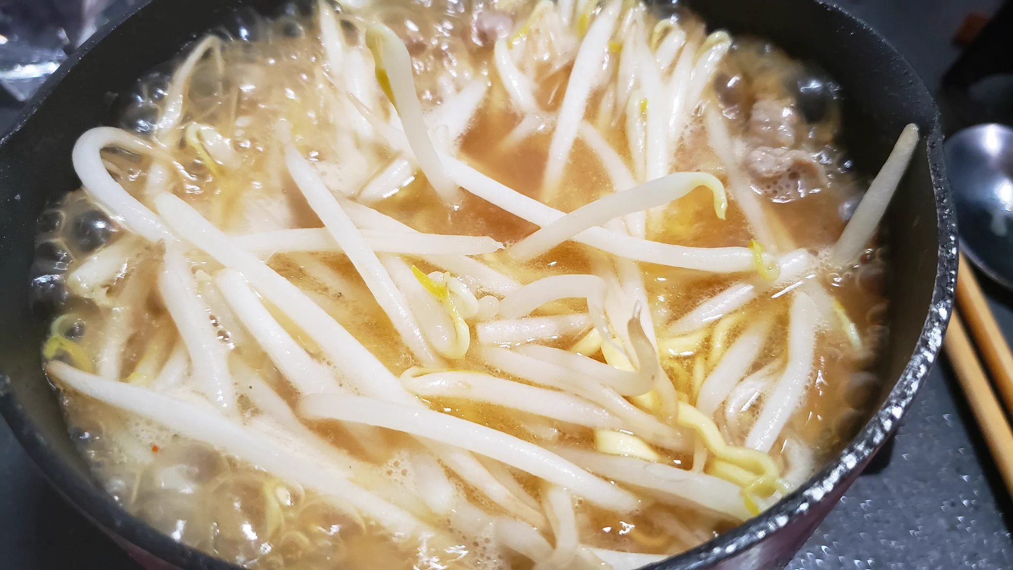 お家で作れる名店の味！「ガリバタ肉もやしそば」のレシピ！
