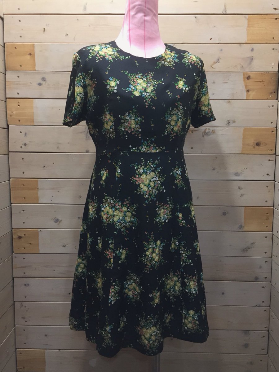 古着処丸実商店 送料無料sale開催中 黒に花束 柄ミニスカートワンピース 70年代らしいガーリーなかっちりフラットワンピース 黄色のタイツにヒールでレトロガールに 今っぽくスニーカーでボーイッシュに着てもok 詳細なサイズ等お