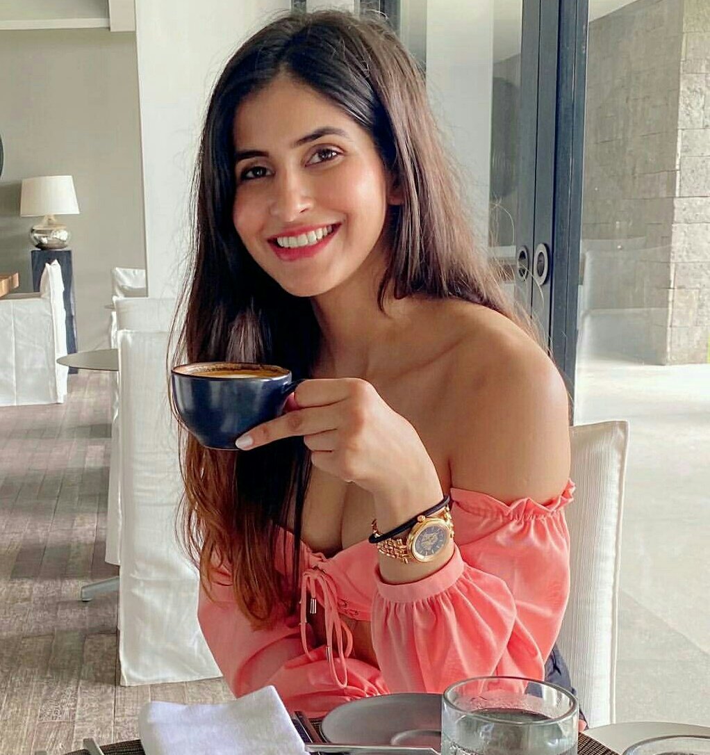 AnnaMichal8's tweet photo. Focus on cup or on my smile? 😉
#stayhomestaysafe #quarantinelife #quarantineandchill #socialdistancing #salmankhanfan #nature #photoshoot #beautiful #love #enjoylife #enjoysimplethings #Gorgeous #Beauty #Lookout #CoolVibes #SundayThoughts #SundayMotivation https://t.co/UdzfUant4i