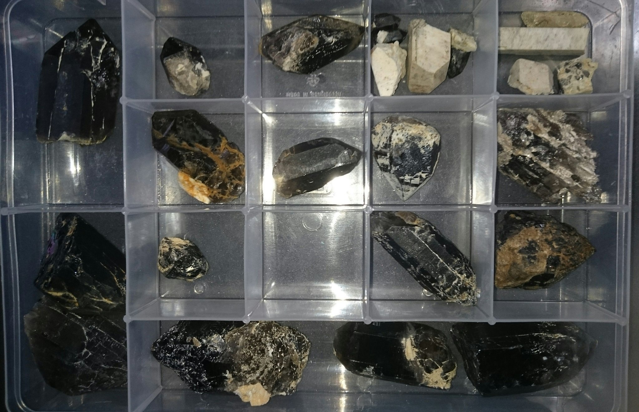 国産希少石 滋賀県岳山産 黒水晶★奇想天外な二次成長★ モリオン ブレスレット 16mm 桐箱 さざれ水晶【345K 国産希少石 滋賀県岳山産 黒水晶☆奇想天外な二次成長