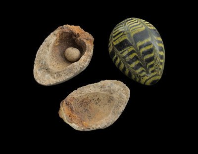 Another image of a Resurrection egg:  http://www.himlenarhar.se/foremal/resurrection-egg/?lang=en