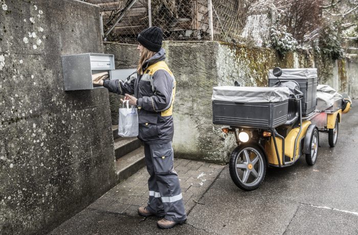 UPU_UN's tweet photo. Since the beginning of March, #SwissPost has brought 4 times more fresh bread straight to your door. Seit Anfang März bringt die Post viermal mehr frisches Brot direkt an die Haustüre https://t.co/4VDgBqLsbT #coronavirus #COVID19 @swisspost #brotpost @swisspostnews_d @PostEurop https://t.co/EyEMo8yKUY