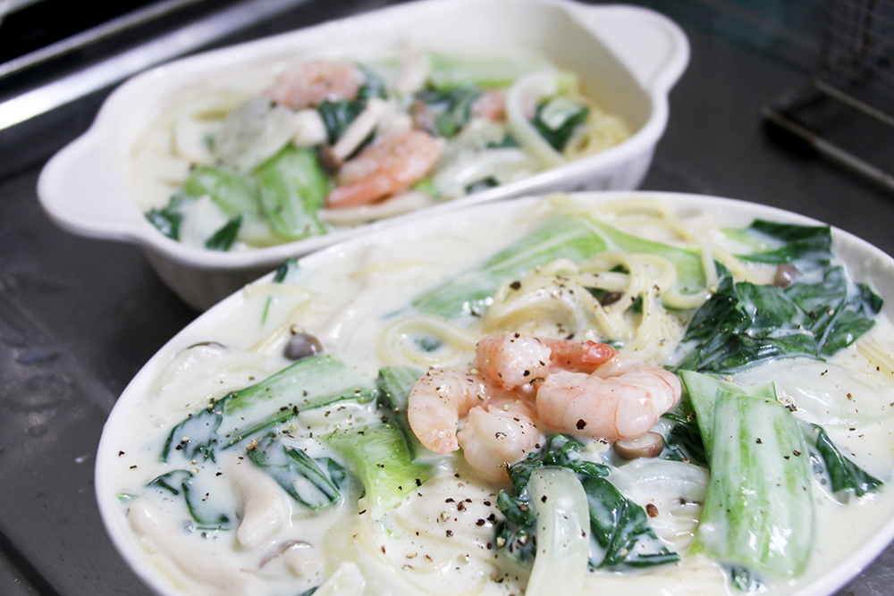 鈴木歓 V Twitter 今日のお昼は海老とチンゲン菜のクリームパスタ 先にバター 牛乳 小麦粉でクリームソースを作っておく 玉ねぎ チンゲン菜 の茎 しめじを炒め 海老とチンゲン菜の葉も加え ソースを混ぜ合わせ茹で上がったパスタを投入し絡める とろけるチーズ